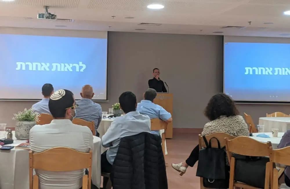 אביחי שלי - לראות אחרת - מרצה שרואה מהלב