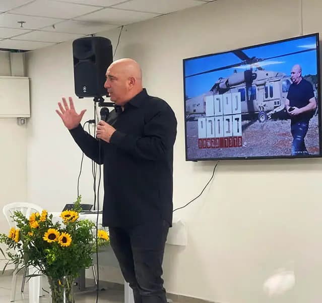 ניר דבורי - מדבר מהשטח