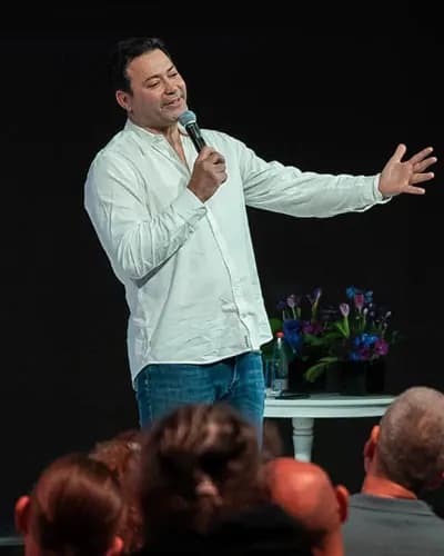אריק זאבי - סדנה - פודקאסט לייב על הבמה - זירת המרצים מבית דברא