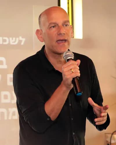 גיא פלג - הרצאה - להסתכל לפשע בעיניים - זירת המרצים מבית דברא